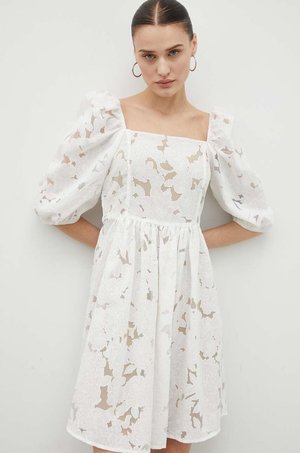 Bruuns Bazaar sukienka z domieszką lnu kolor biały mini rozkloszowana